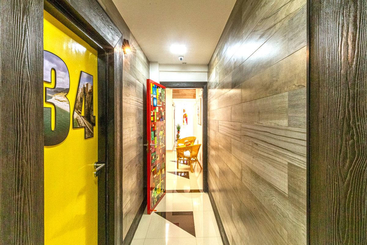 Pasillos con puertas ilustradas