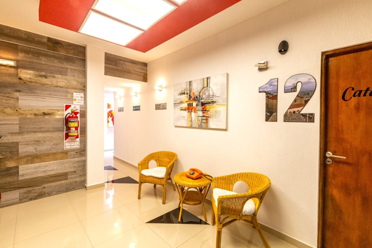 Un rincón del hall para esperar o leer