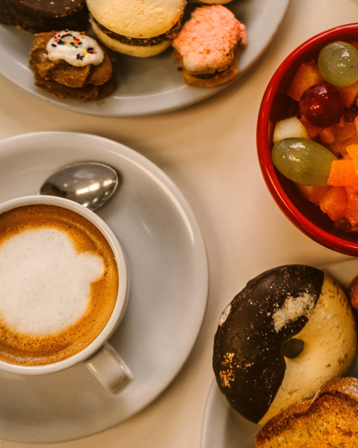 Café, masitas y fruta para arrancar el día