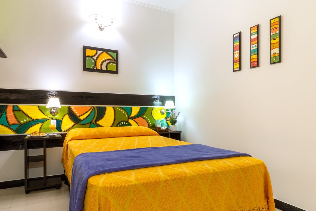 Habitación doble con cabecera floral