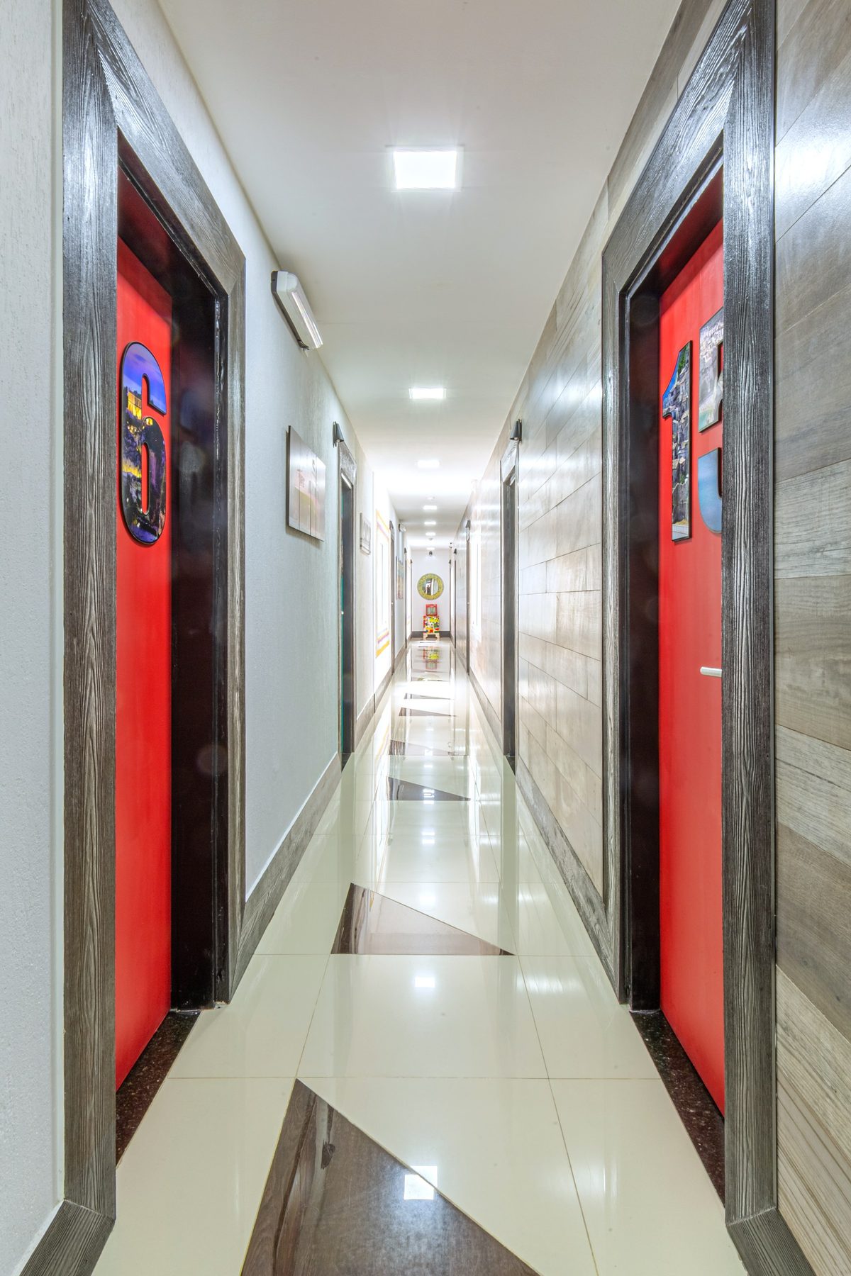 El pasillo de las puertas rojas