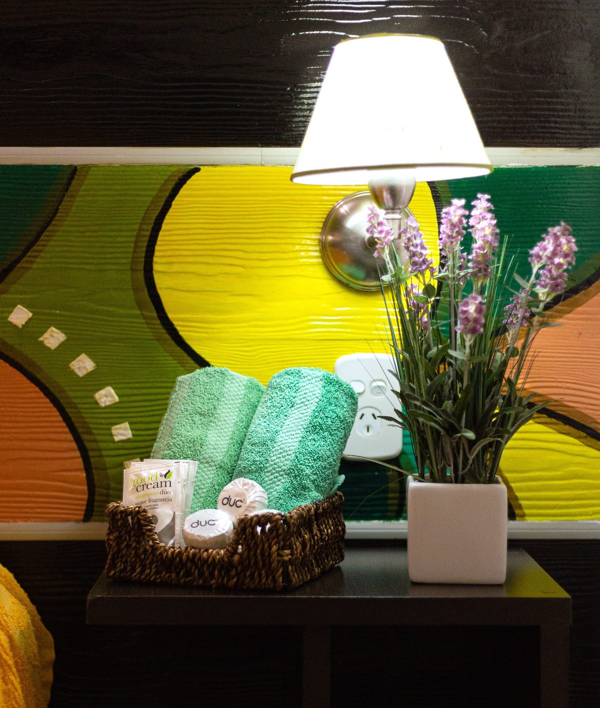 Toallas y detalles junto a la cama