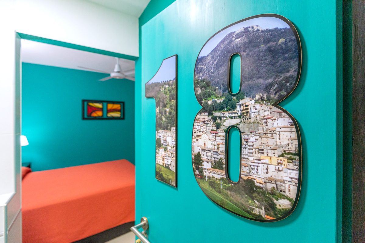 Números de puerta con paisajes de Italia
