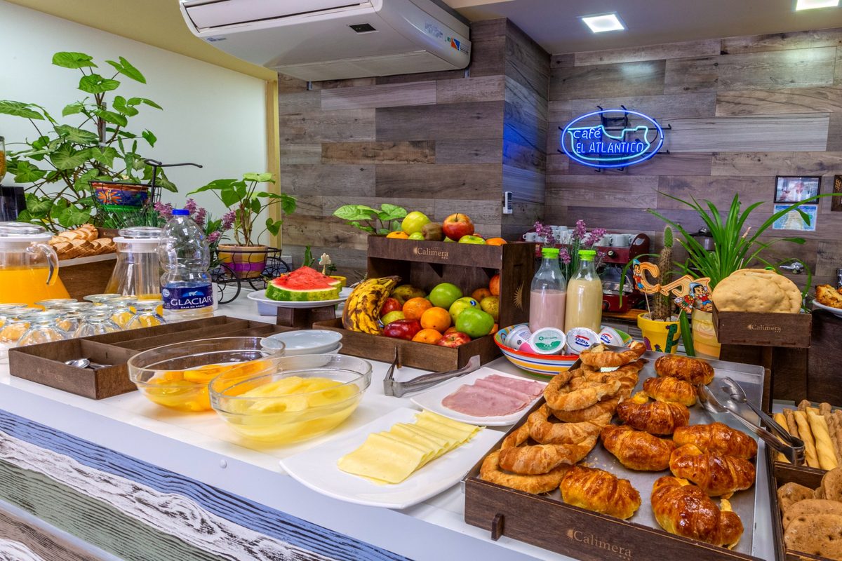 El buffet del desayuno en el café El Atlántico